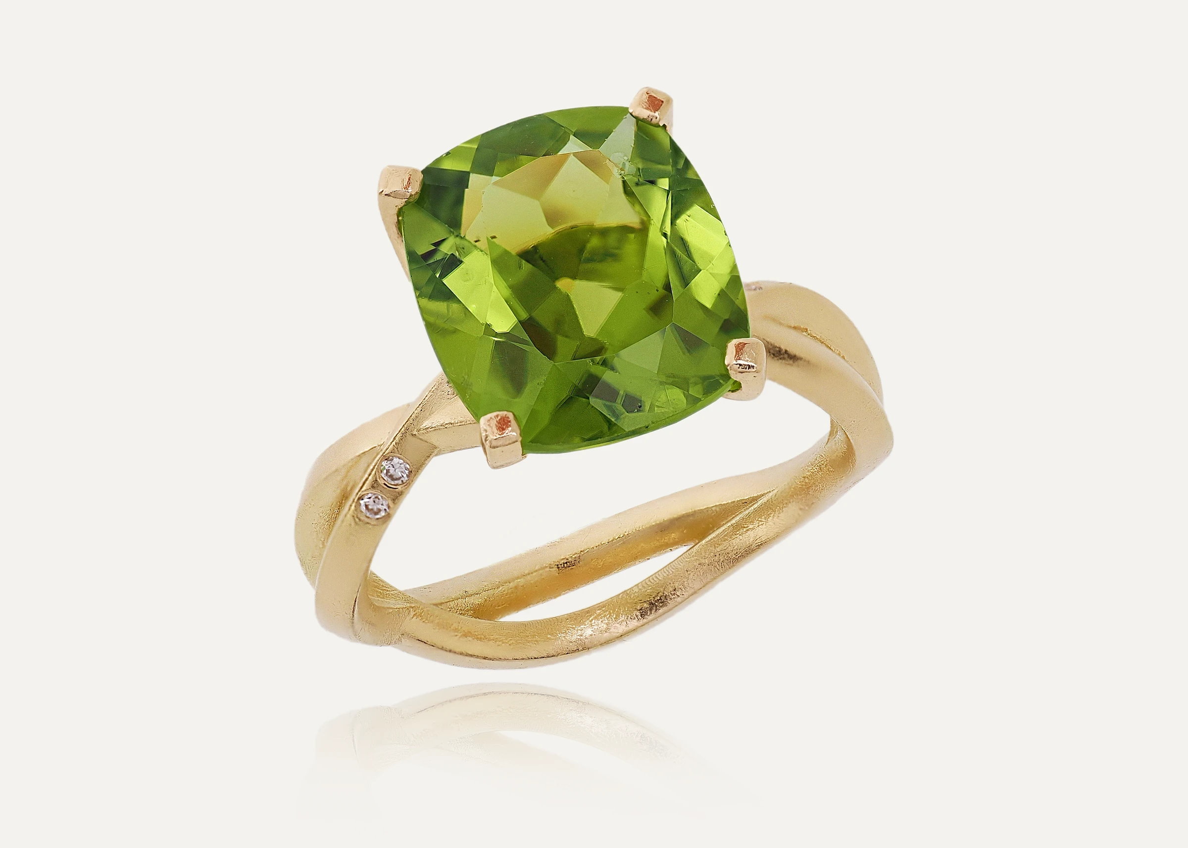6ct Cushion Peridot Ring 18ct Gold | Twisting Design