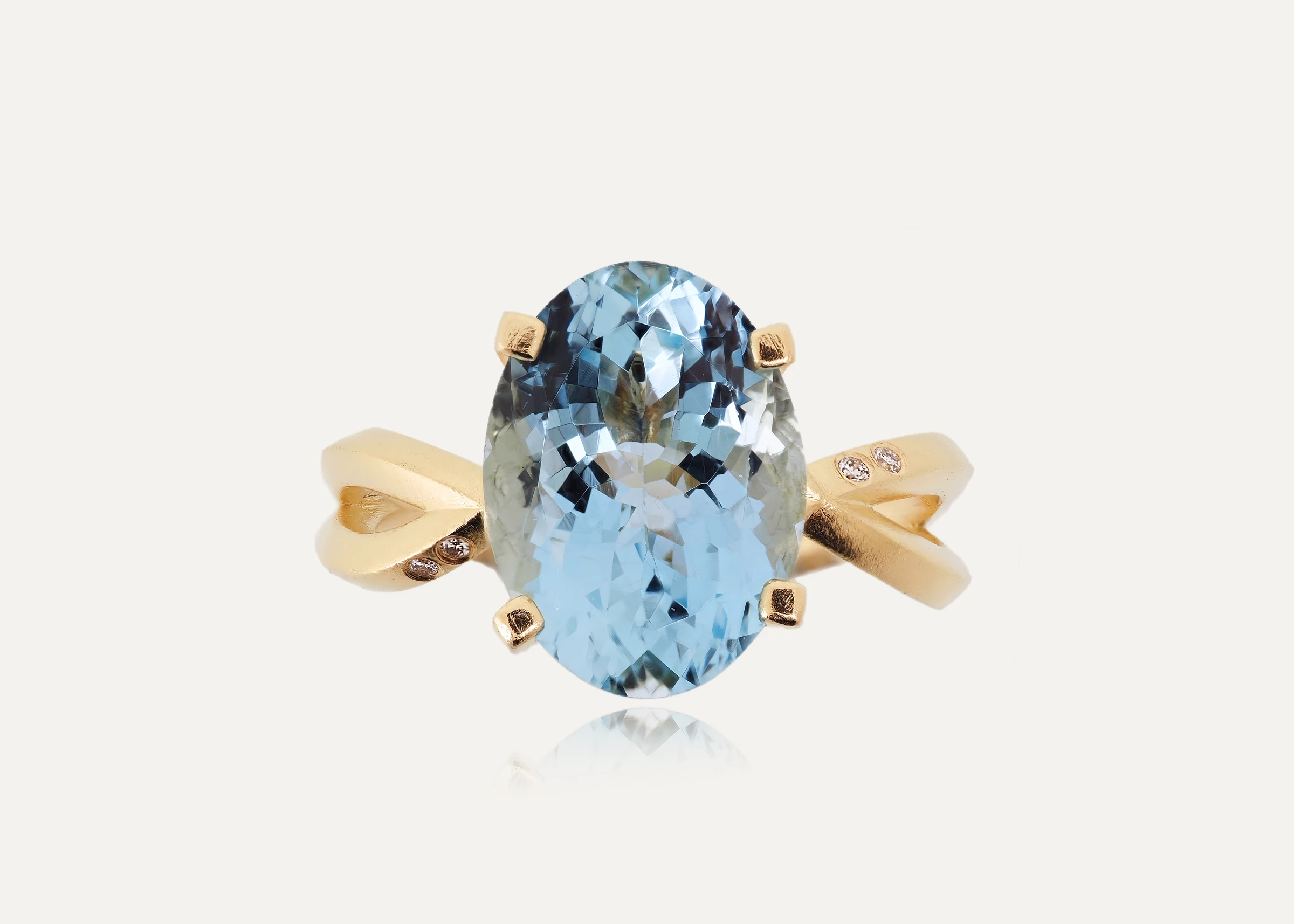 5.11ct Oval Cut Aquamarine Ring - Modern Twisting Design
