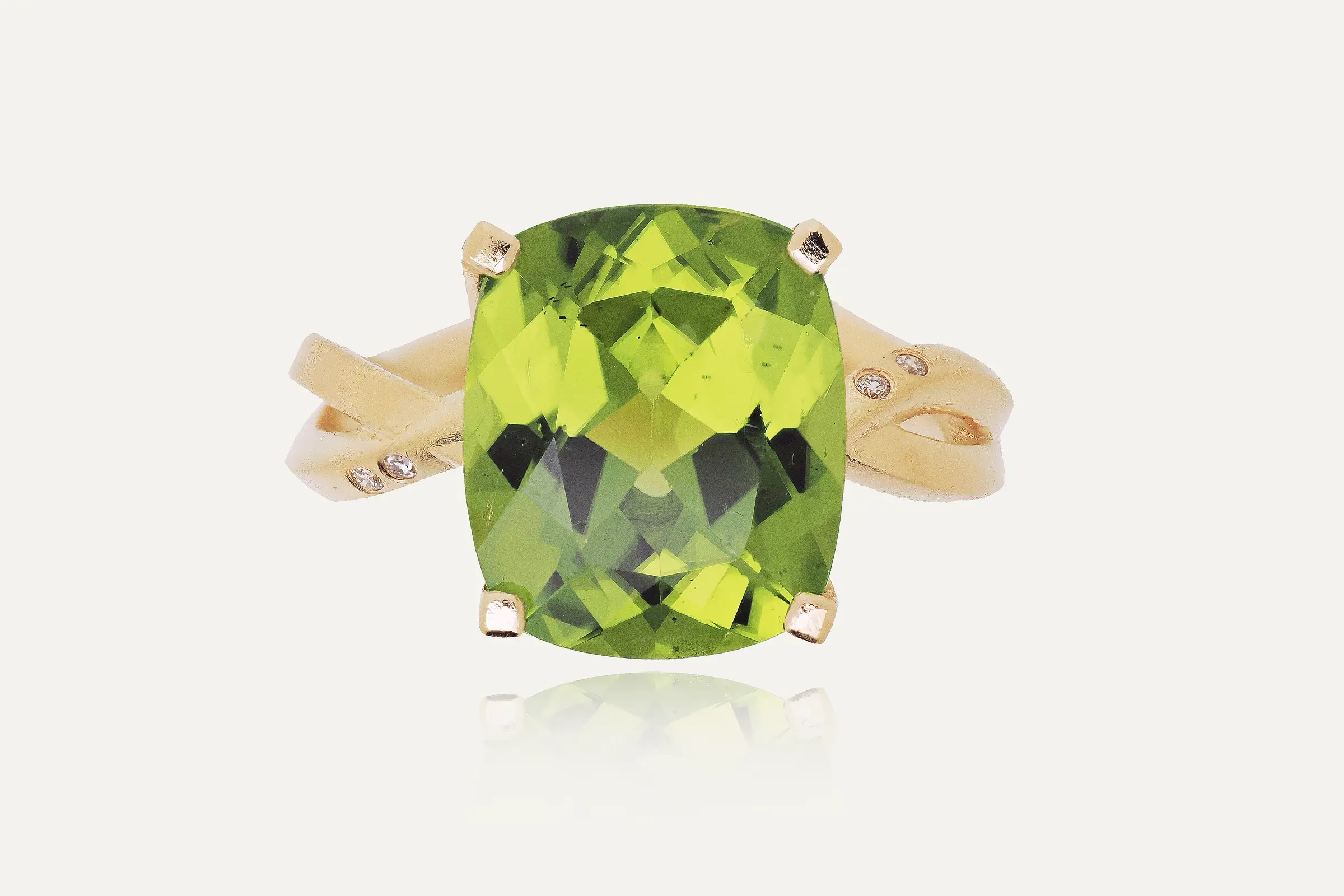 6ct Cushion Peridot Ring 18ct Gold | Twisting Design