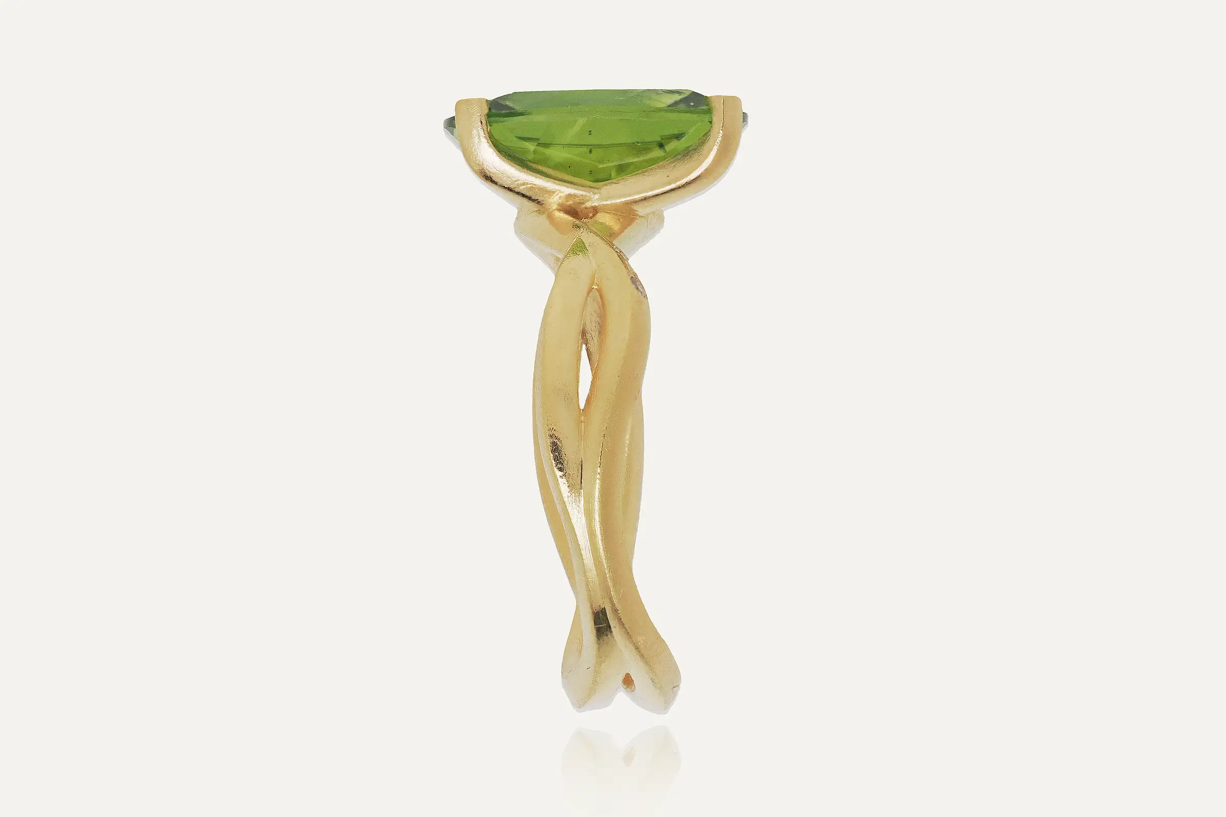6ct Cushion Peridot Ring 18ct Gold | Twisting Design